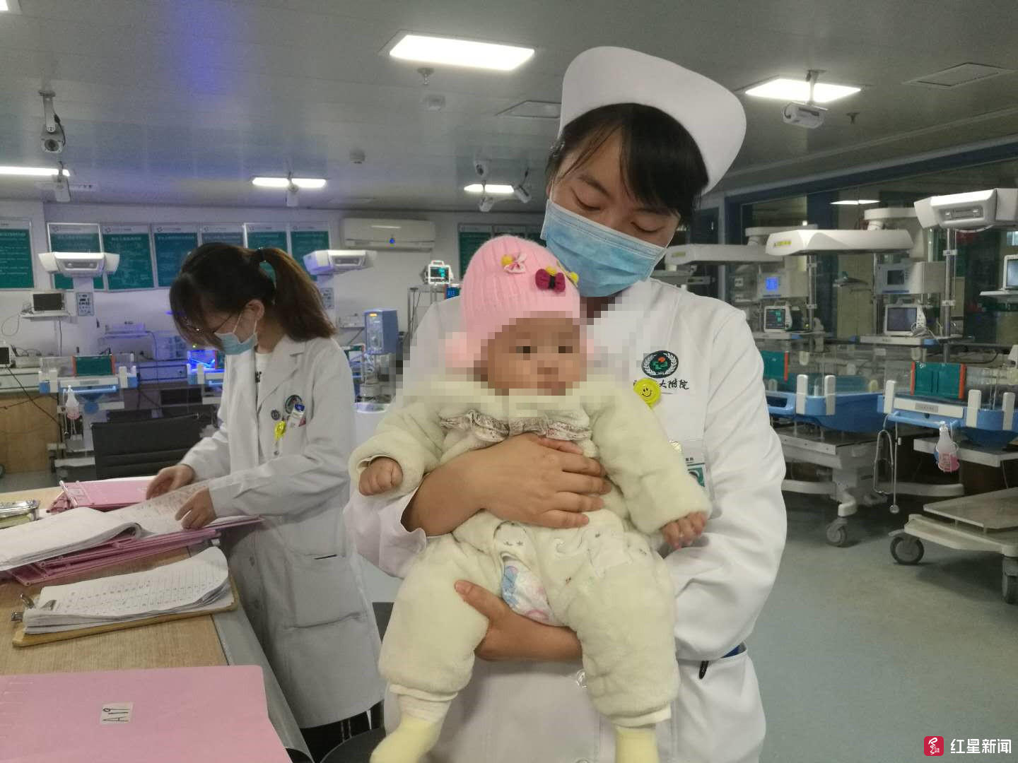 &uarr;医护人员抱着“福满多”