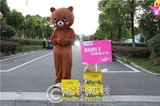 山水装饰9 ·9公益活动，2000瓶矿泉水酷暑送清凉