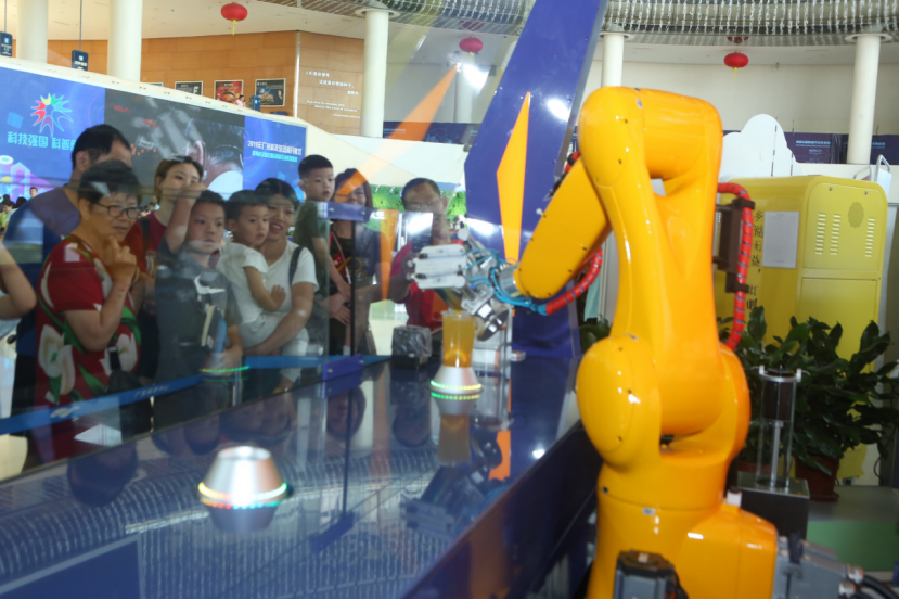 机器人有“火眼金睛”？还能冲水果茶？来广州科技活动周感受“科技＋美食”